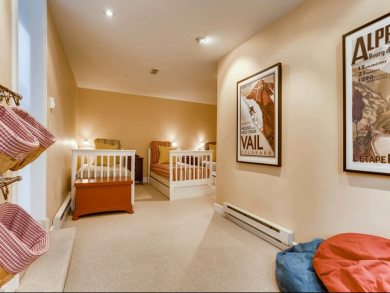 Four Bedroom Townhome with Views of Slopes!